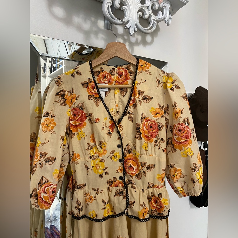 Gorgeous 70’s vintage floral dress - Picture 2 of 9